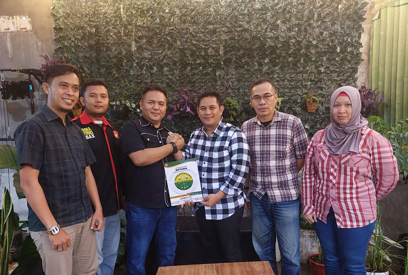 Advokat Diansyah Putra Gumay lantik Kepengurusan DPC YBH Batara Tangerang Raya